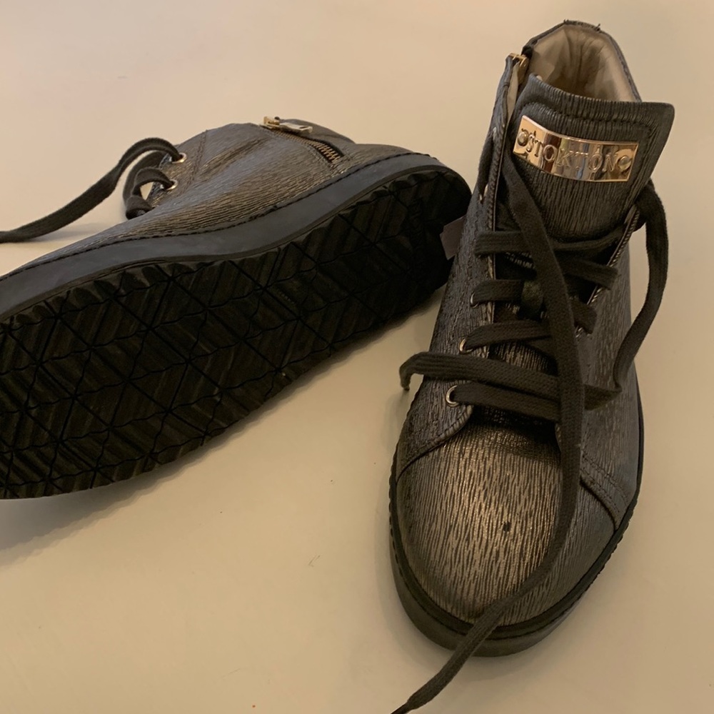 Stokton trainers. Gold and black.